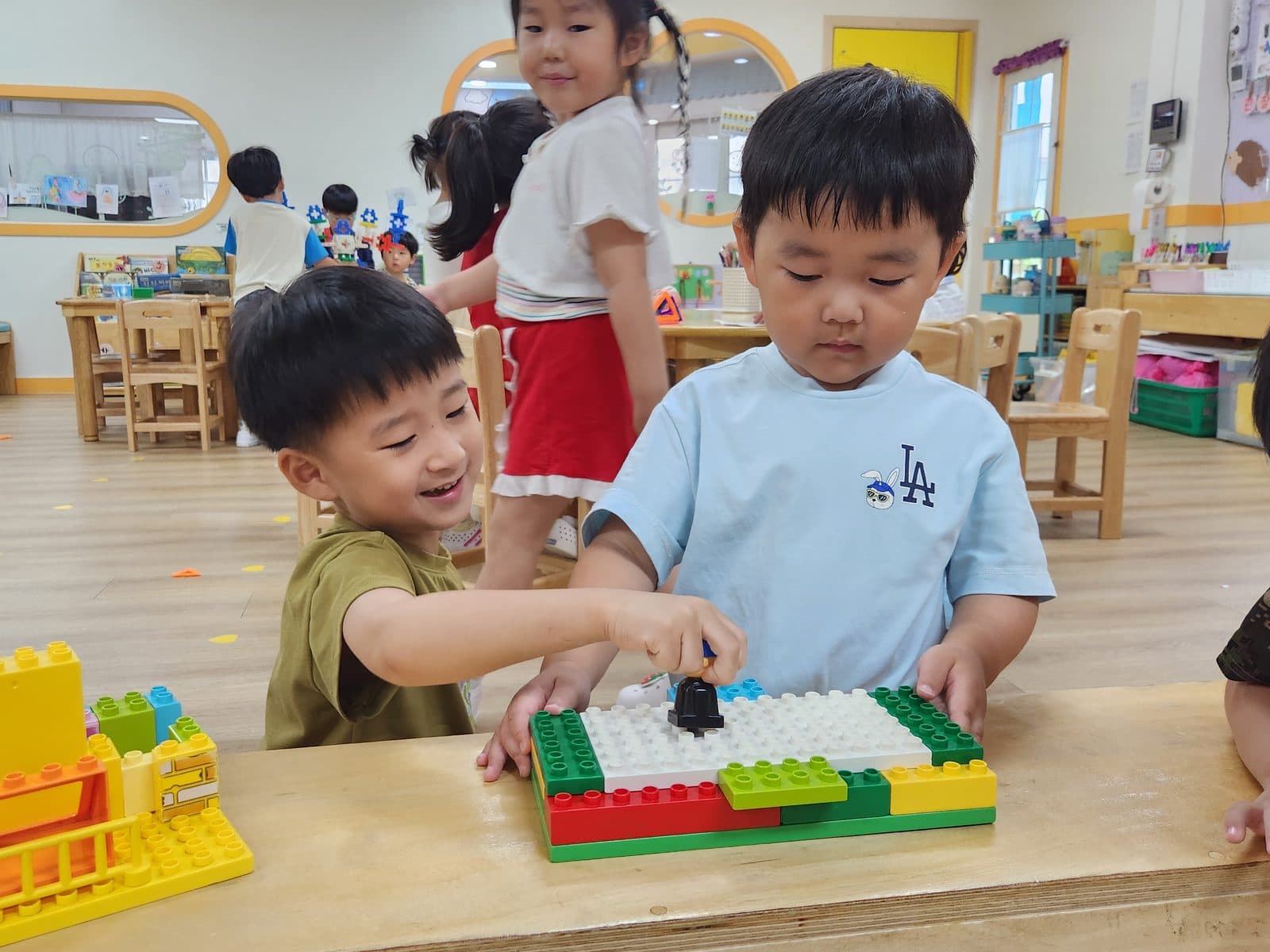 자유로운 실내외 놀이 모습 4